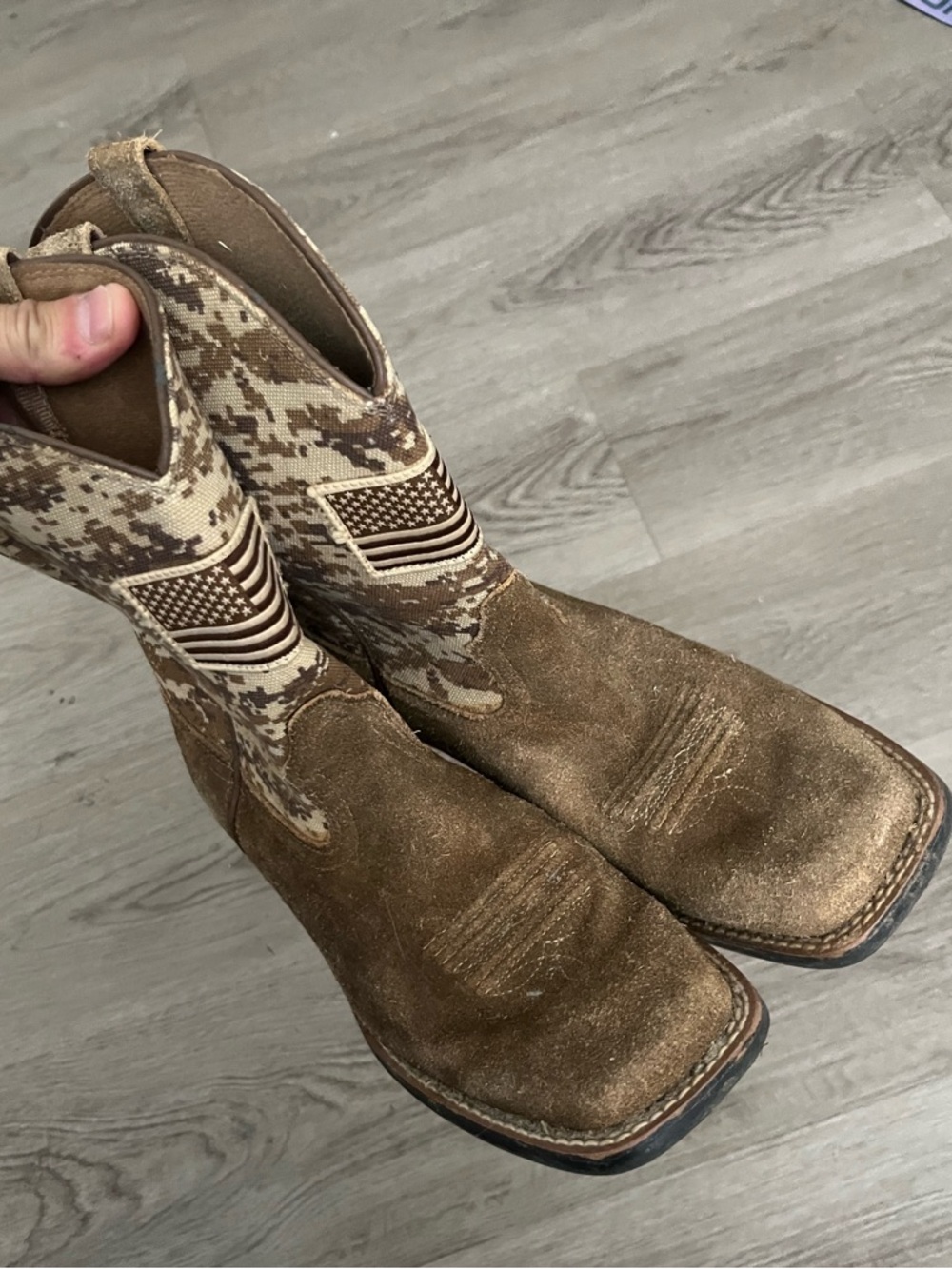 Boys Ariat Boots size 6